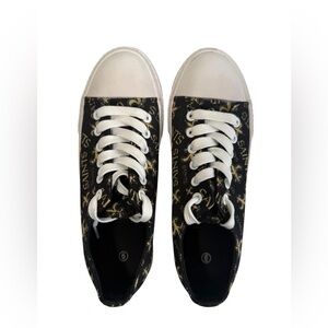 Officially Licensed FOCO New Orleans Saints Women s Low Top Canvas Shoes.
Size 6